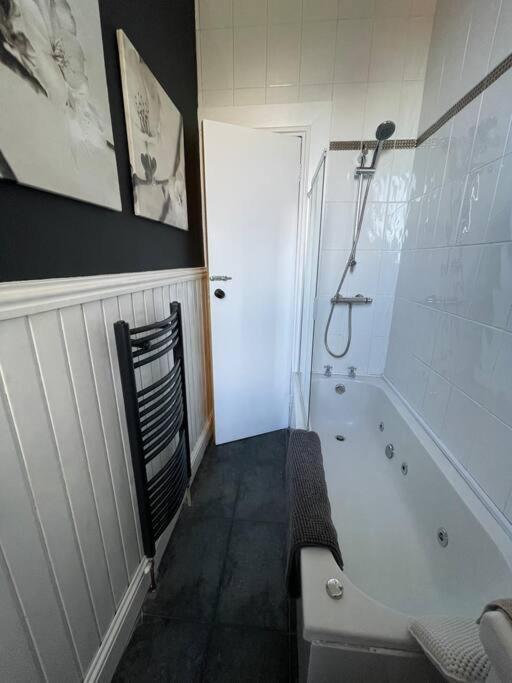 Traditional Apt Close To City Centre & Hampden Glasgow Bagian luar foto