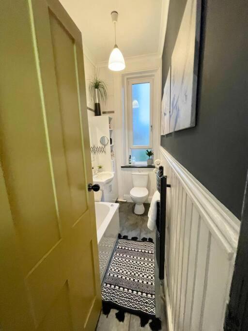 Traditional Apt Close To City Centre & Hampden Glasgow Bagian luar foto